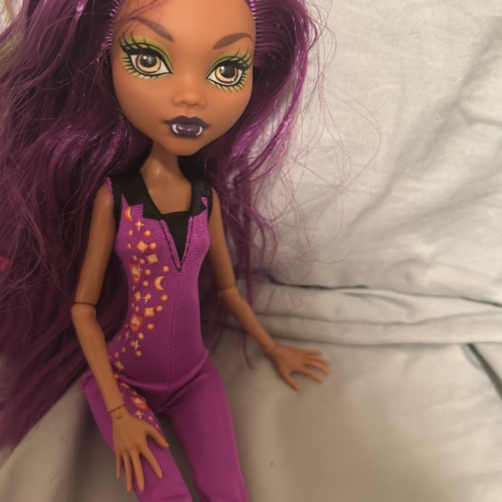 Clawdeen Wolf G1 Purple Hair Doll - Picture 6 of 6